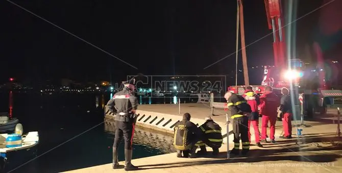 Fa manovra con l'auto e finisce nelle acque del porto