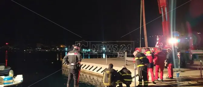 Fa manovra con l'auto e finisce nelle acque del porto