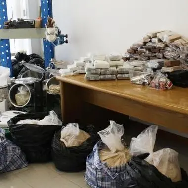 Fiumi di droga a Roma e picchiatori per recuperare i soldi, arresti anche in Calabria