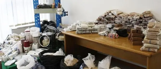 Fiumi di droga a Roma e picchiatori per recuperare i soldi, arresti anche in Calabria