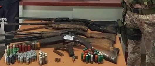 Armi e munizioni, trovati cinque fucili e due pistole nei boschi di Cardeto