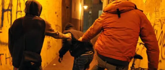 Quattordicenne picchiato e filmato, denunciati tre coetanei