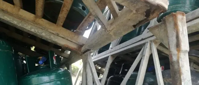 Paura sulla A2, perde il carico un autotreno pieno di bombole di gas