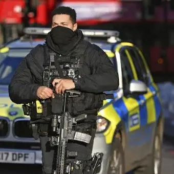 Paura e sangue al London Bridge, 2 morti. L'aggressore jihadista fermato da un altro assassino