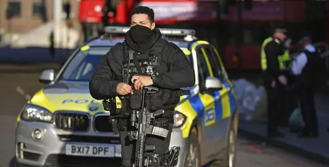 Paura e sangue al London Bridge, 2 morti. L'aggressore jihadista fermato da un altro assassino