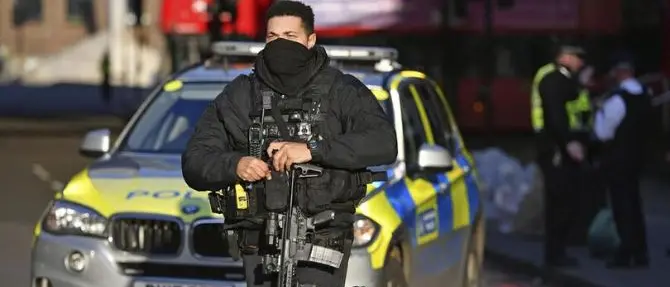Paura e sangue al London Bridge, 2 morti. L'aggressore jihadista fermato da un altro assassino