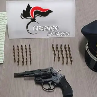 Armi e munizioni nascoste nell'armadio, arrestato 39enne