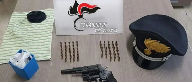 Armi e munizioni nascoste nell'armadio, arrestato 39enne