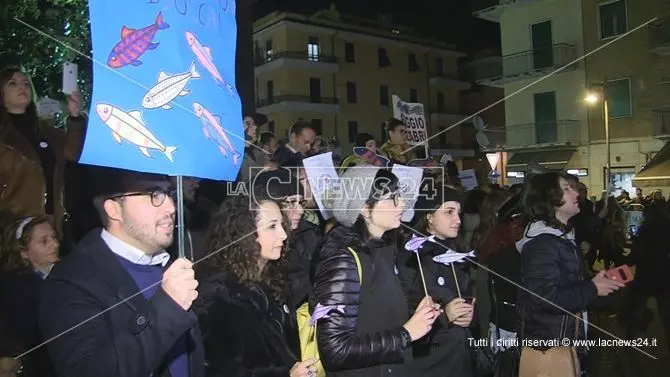 La carica delle Sardine a Cosenza per l'esordio in Calabria: «In piazza perché stufi»