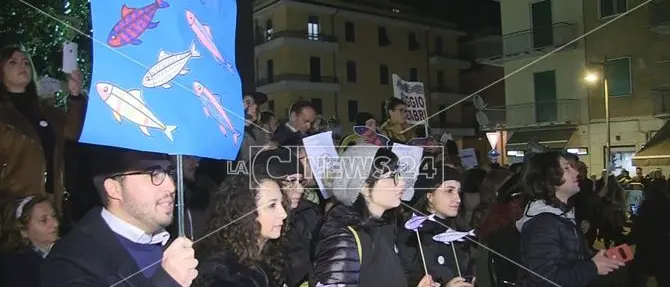 La carica delle Sardine a Cosenza per l'esordio in Calabria: «In piazza perché stufi»