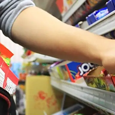 Polistena, ruba 30 pacchi di dolci in un supermercato e si difende: «Sono golosa»