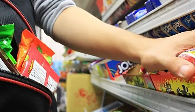 Polistena, ruba 30 pacchi di dolci in un supermercato e si difende: «Sono golosa»