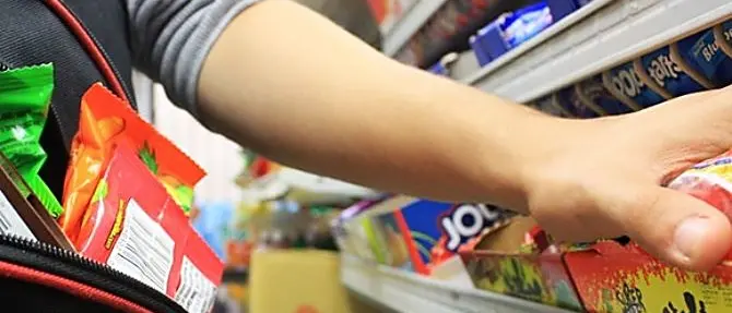 Polistena, ruba 30 pacchi di dolci in un supermercato e si difende: «Sono golosa»