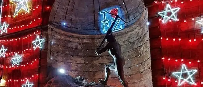 Cavatore choc, le luminarie dividono i catanzaresi: «Sembra un cubista»