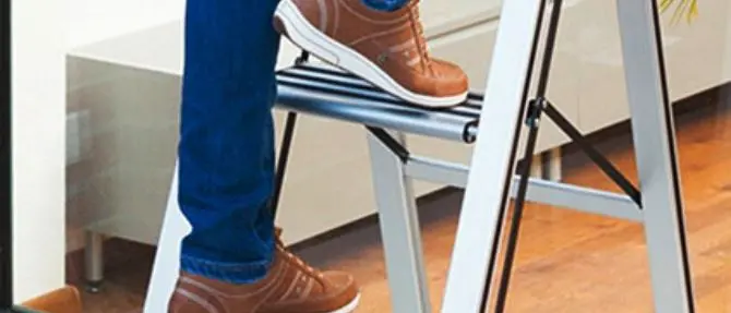 Cade da una scala mentre lavora in garage, grave 55enne di Acquaro