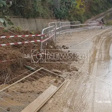 Cosenza, frana invade la strada lungo via Corsonello: disagi alla circolazione