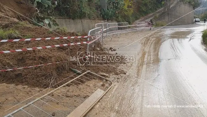 Cosenza, frana invade la strada lungo via Corsonello: disagi alla circolazione