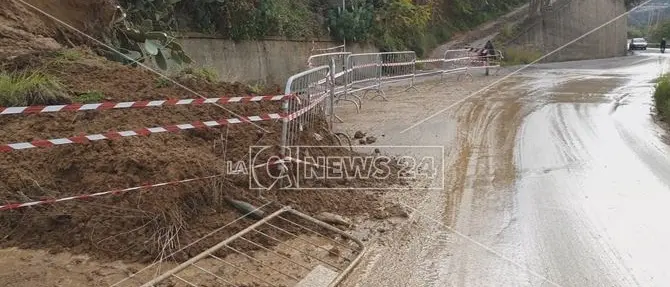 Cosenza, frana invade la strada lungo via Corsonello: disagi alla circolazione