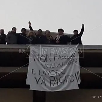 Corigliano-Rossano, operai senza stipendio sul tetto dell’ospedale
