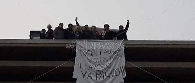 Corigliano-Rossano, operai senza stipendio sul tetto dell’ospedale