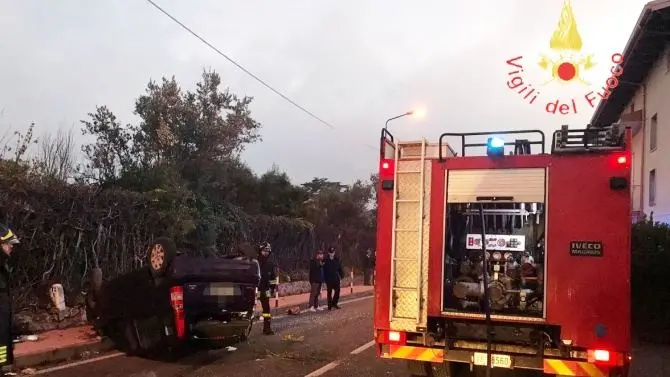 Borgia, perde il controllo dell'auto che si ribalta sulla provinciale