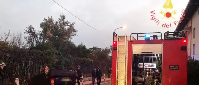 Borgia, perde il controllo dell'auto che si ribalta sulla provinciale