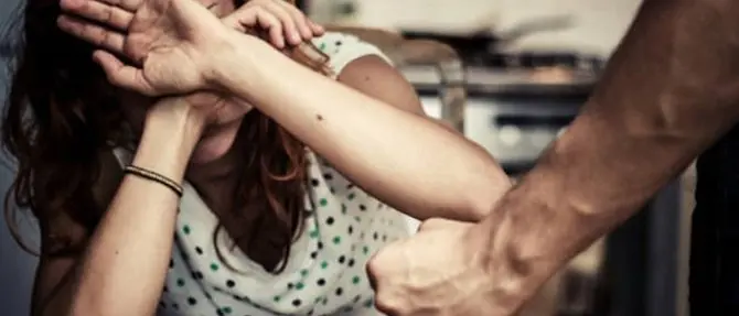 Cosenza, calci e pugni alla moglie: figlia 13enne lo fa arrestare