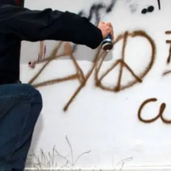 Reggio: scritte offensive contro i poliziotti e svastiche sui muri, denunciato l’autore
