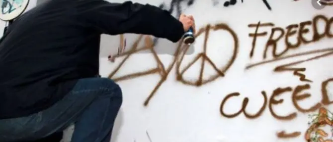 Reggio: scritte offensive contro i poliziotti e svastiche sui muri, denunciato l’autore