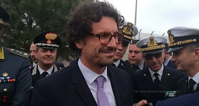 L'ex ministro Toninelli torna in Calabria: tappa a Vibo e Gioia Tauro