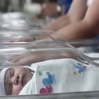 Punto nascita chiuso a Cetraro, la protesta dei “pancioni”: a centinaia in piazza