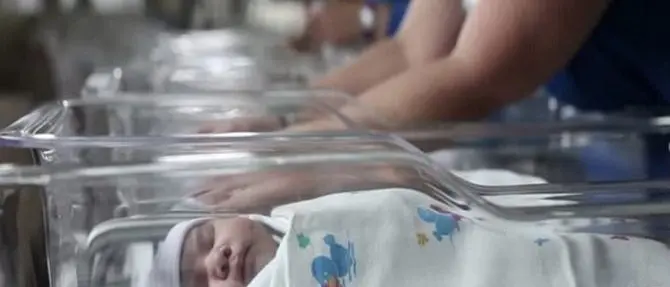 Punto nascita chiuso a Cetraro, la protesta dei “pancioni”: a centinaia in piazza