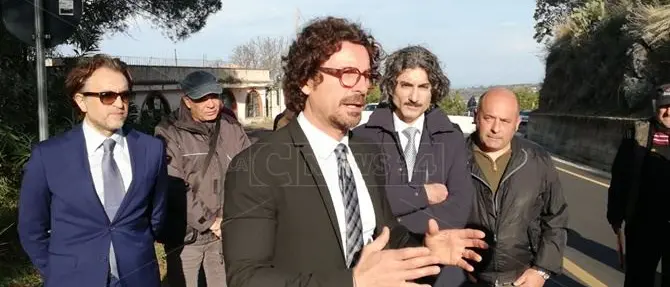 Toninelli torna sulla Strada del mare: «Chiusa per due massi, venga riaperta»