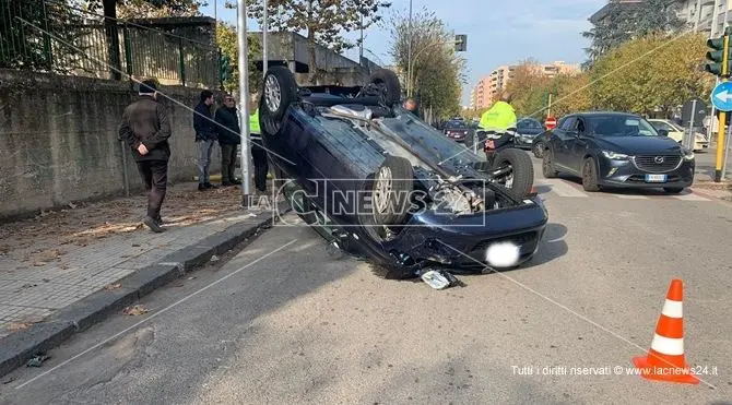 Rocambolesco incidente a Cosenza, auto si ribalta dopo lo scontro