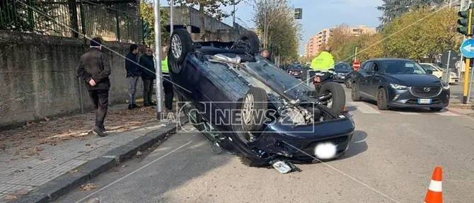 Rocambolesco incidente a Cosenza, auto si ribalta dopo lo scontro