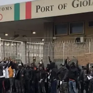“Documenti per tutti”, protesta dei migranti al porto di Gioia Tauro: c'è anche un ferito