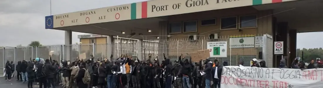 “Documenti per tutti”, protesta dei migranti al porto di Gioia Tauro: c'è anche un ferito