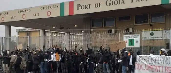 “Documenti per tutti”, protesta dei migranti al porto di Gioia Tauro: c'è anche un ferito