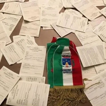 Africo sciolto per mafia, ex sindaco e cittadini consegnano le tessere elettorali