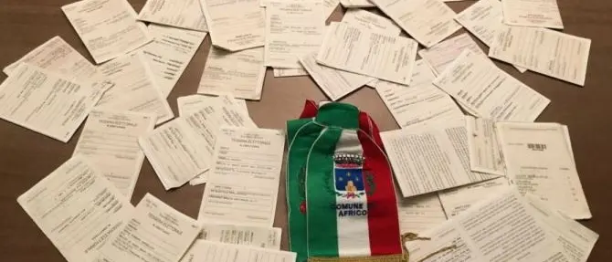 Africo sciolto per mafia, ex sindaco e cittadini consegnano le tessere elettorali