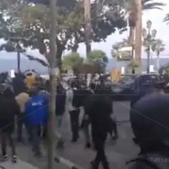 Migranti occupano il lungomare, momenti di tensione a Reggio