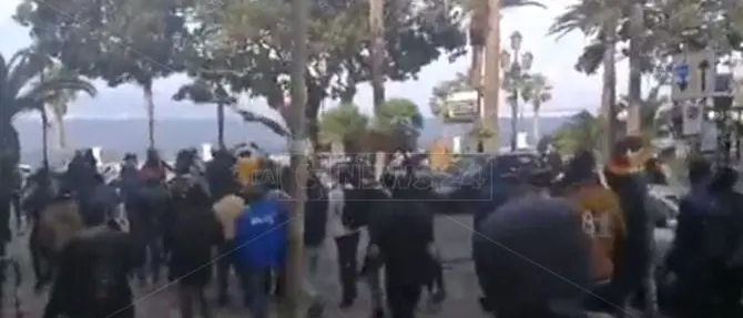 Migranti occupano il lungomare, momenti di tensione a Reggio