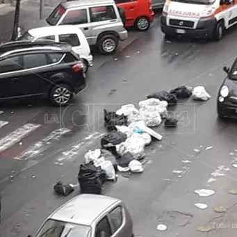 Protestano i commercianti di Cosenza, rifiuti gettati in strada