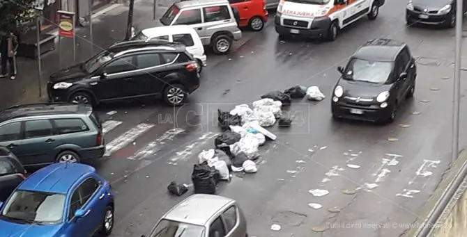 Protestano i commercianti di Cosenza, rifiuti gettati in strada