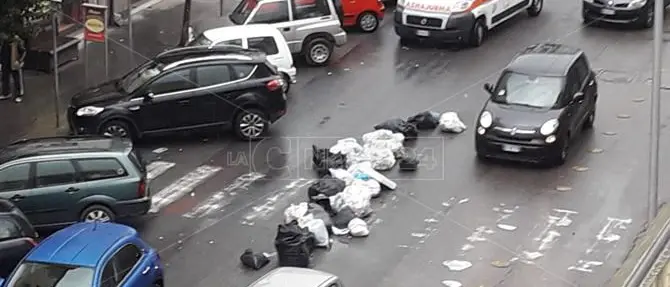 Protestano i commercianti di Cosenza, rifiuti gettati in strada