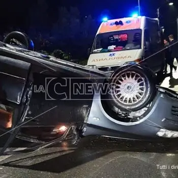 Perde il controllo dell'auto e si ribalta, ferito