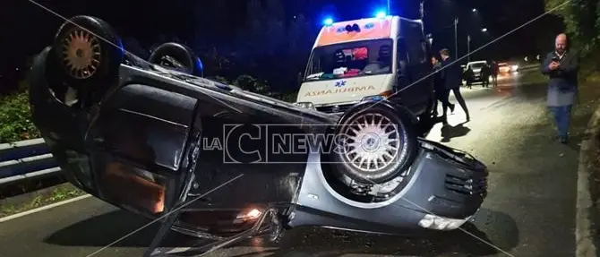 Perde il controllo dell'auto e si ribalta, ferito