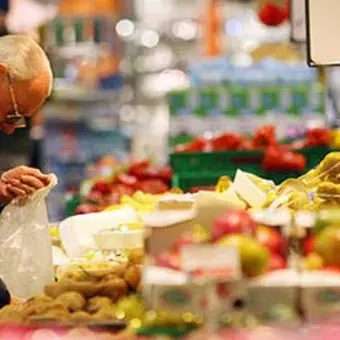 È povero e anziano: ruba il cibo al supermercato, i carabinieri pagano il conto