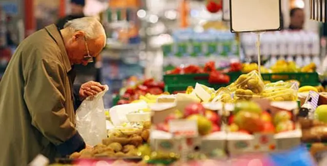 È povero e anziano: ruba il cibo al supermercato, i carabinieri pagano il conto