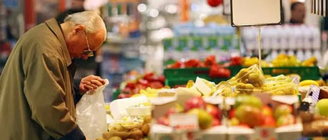 È povero e anziano: ruba il cibo al supermercato, i carabinieri pagano il conto